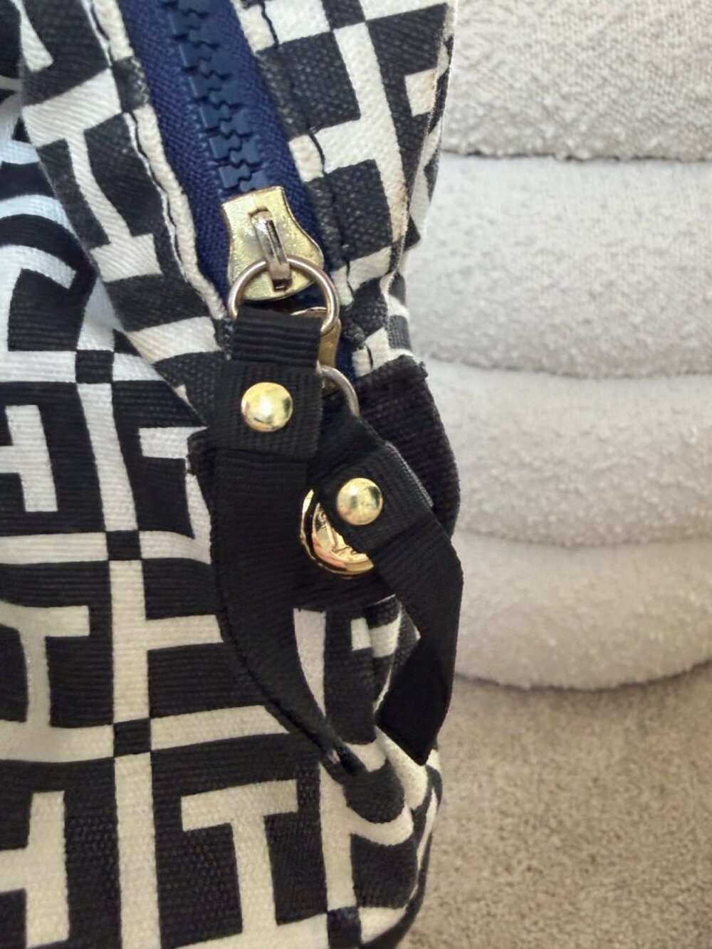 Tommy Hilfiger Black & White Monogram Tote Bag With Zip Closure - Picture 4 of 16